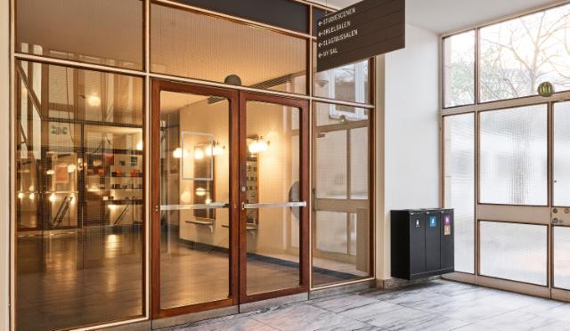 Bica avfallsløsning ved inngangen til Musikkonservatoriet i København